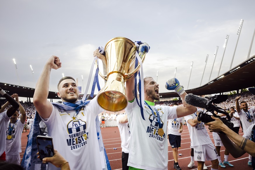 Die Mannschaft des FC Zuerichs feiert ihren Meistertitel mit dem Pokal nach dem Fussball Meisterschaftsspiel der Super League zwischen dem FC Zuerich und dem FC Luzern, am Sonntag, 22. Mai 2022 im Let ...