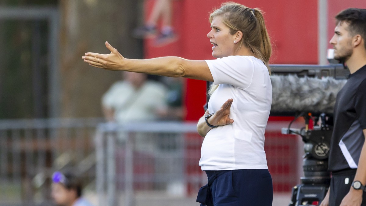 Imke Wuebbenhorst, coach of BSC Young Boys Frauen, gestures, during the Women?s Super League soccer match of Swiss Championship between Servette FC Chenois Feminin and BSC Young Boys Frauen, at the St ...
