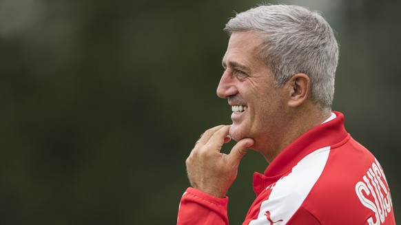 Vladimir Petkovic beim Kindertraining, aufgenommen am Montag, 29. August 2016, in Freienbach. Am 6. September trifft die Schweizer Fussballnationalmannschaft im WM Qualifikation Fussballspiel auf Port ...