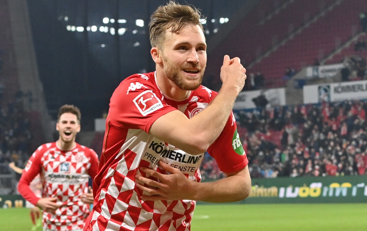 ARCHIVBILD ZUR VORSCHAU AUF DIE BUNDESLIGA --- 14.12.2021, Rheinland-Pfalz, Mainz: Fu�ball: Bundesliga, FSV Mainz 05 - Hertha BSC, 16. Spieltag, Mewa Arena. Der Mainzer Silvan Widmer jubelt nach seine ...