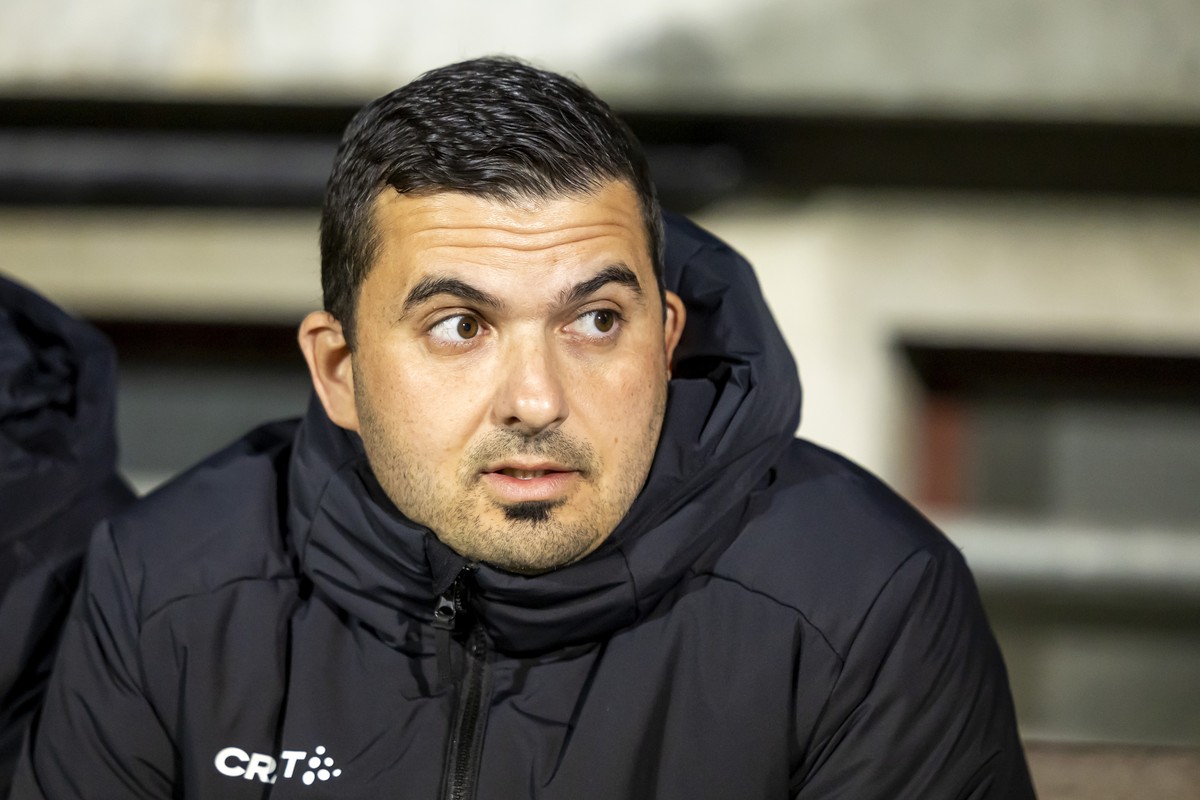 Brunello Iacopetta, Coach of FC Aarau, looks his players, during the Challenge League soccer match of Swiss Championship between Etoile Carouge FC (EC) and Aarau, FCA, at the Stade de la Fontenette in ...