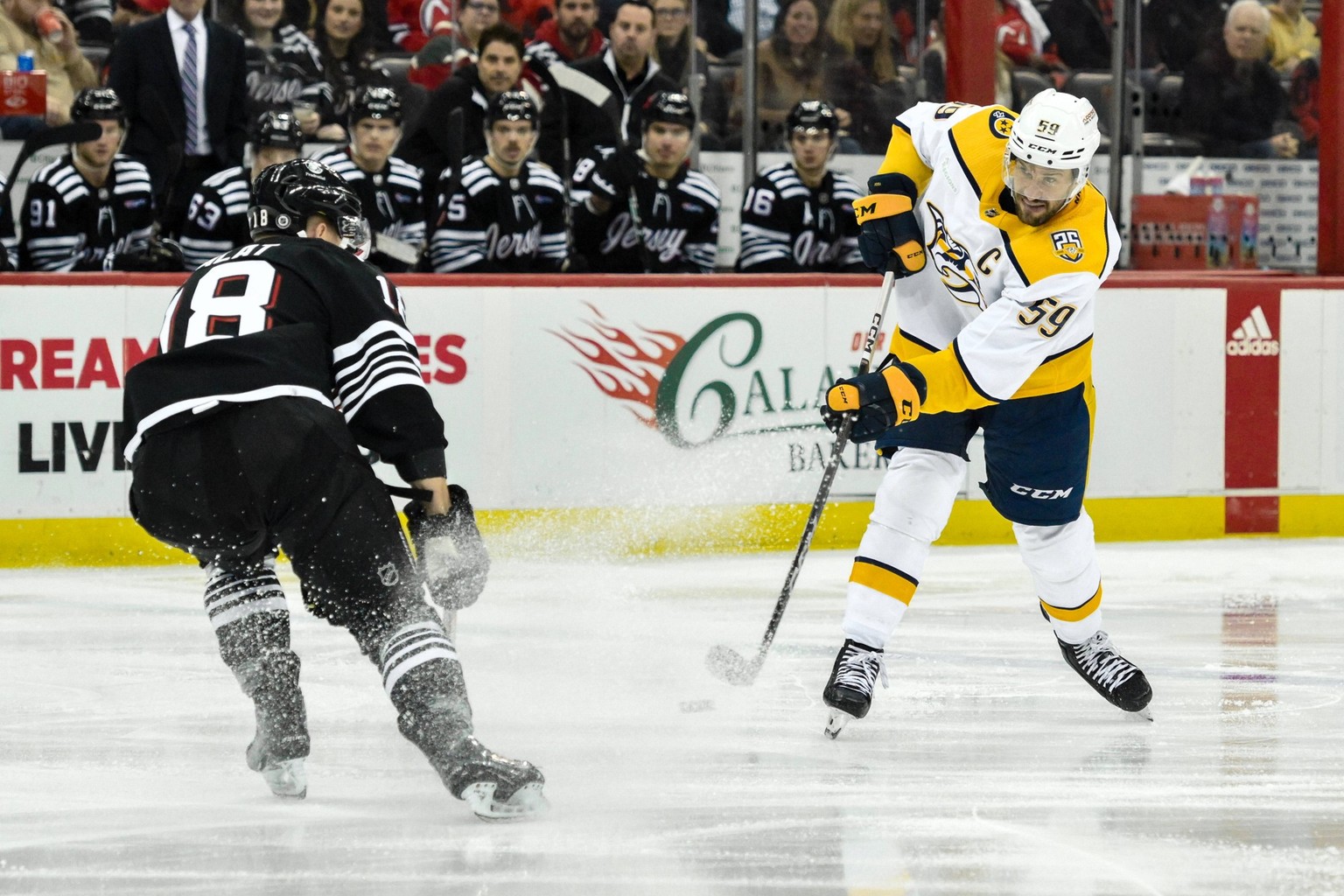 NHL, Eishockey Herren, USA Nashville Predators at New Jersey Devils Apr 7, 2024 Newark, New Jersey, USA Nashville Predators defenseman Roman Josi 59 takes a shot while being defended by New Jersey Dev ...