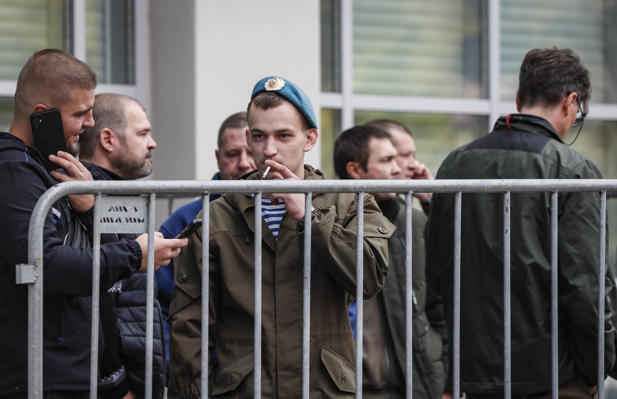 epa10209500 Russian conscripted men arrive at a recruiting office during Russia's partial military mobilization, in Moscow, Russia, 27 September 2022. Russian President Putin announced in a telev ...