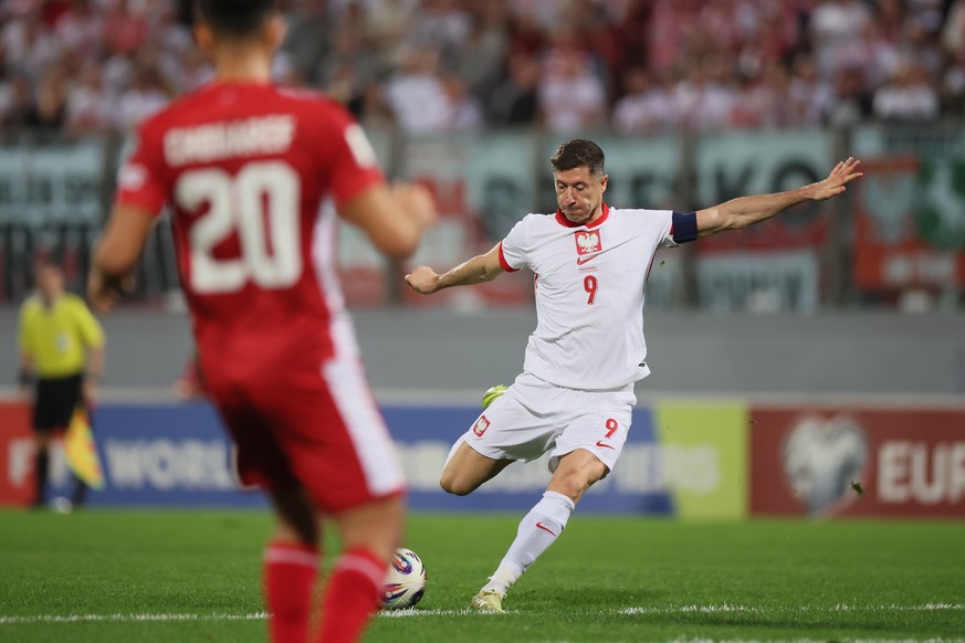 epa12532395 Robert Lewandowski of Poland in action during the FIFA World Cup 2026 UEFA qualifier between Poland and Malta, in Attard, Malta, 17 November 2025. EPA/Leszek Szymanski POLAND OUT