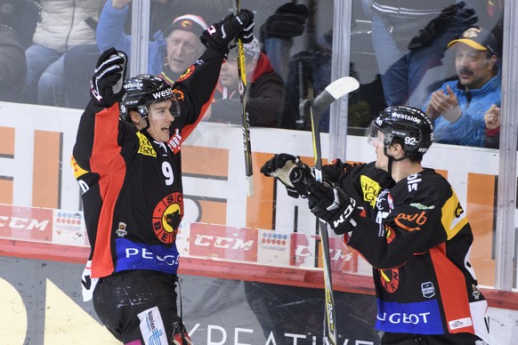 Berns Mason Raymond, links, jubelt nach seinem Tor zum 3-0 neben Berns Gaetan Haas, rechts, im dritten Eishockey Playoff-Viertelfinalspiel der National League zwischen dem SC Bern und dem Geneve Serve ...