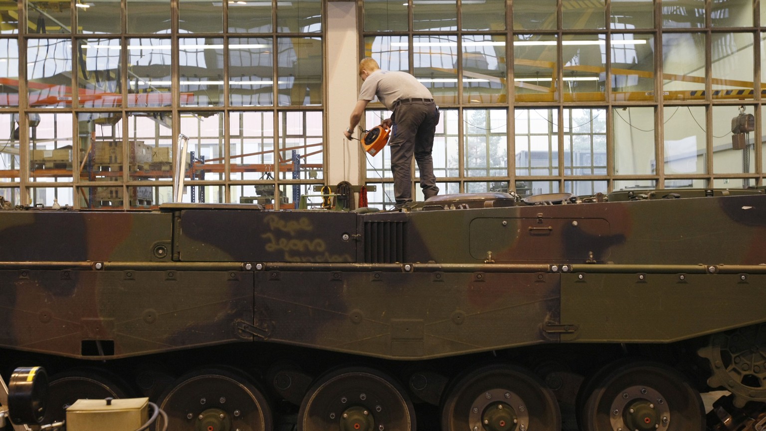 ARCHIVBILD --- ZUM TAGESGESCHAEFT DER FRUEHJAHRESSESSION AM MONTAG, 11. MAERZ 2019, STELLEN WIR IHNEN FOLGENDES THEMENBILD ZUR VERFUEGUNG --Ein Arbeiter bei Werterhaltungsarbeiten an Leopard-Panzern i ...