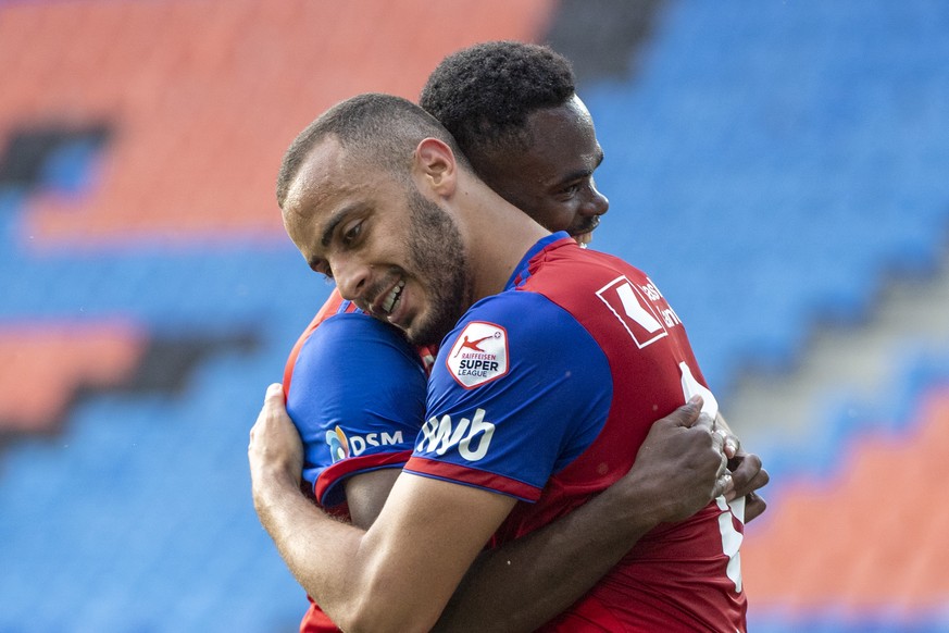 Basels Arthur Cabral, vorne, und Dimitri Oberlin, hinten freuen sich ueber ihr 2:0 im Fussball Meisterschaftsspiel der Super League zwischen dem FC Basel 1893 und Neuchatel Xamax FCS im Stadion St. Ja ...