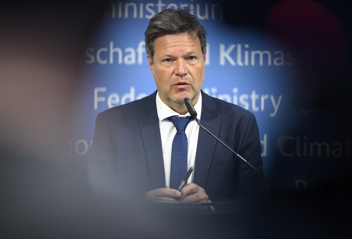 Robert Habeck, Federal Minister for Economic Affairs and Climate Protection, speaks at a press conference at the Federal Ministry for Economic Affairs and Climate Protection following a meeting with a ...