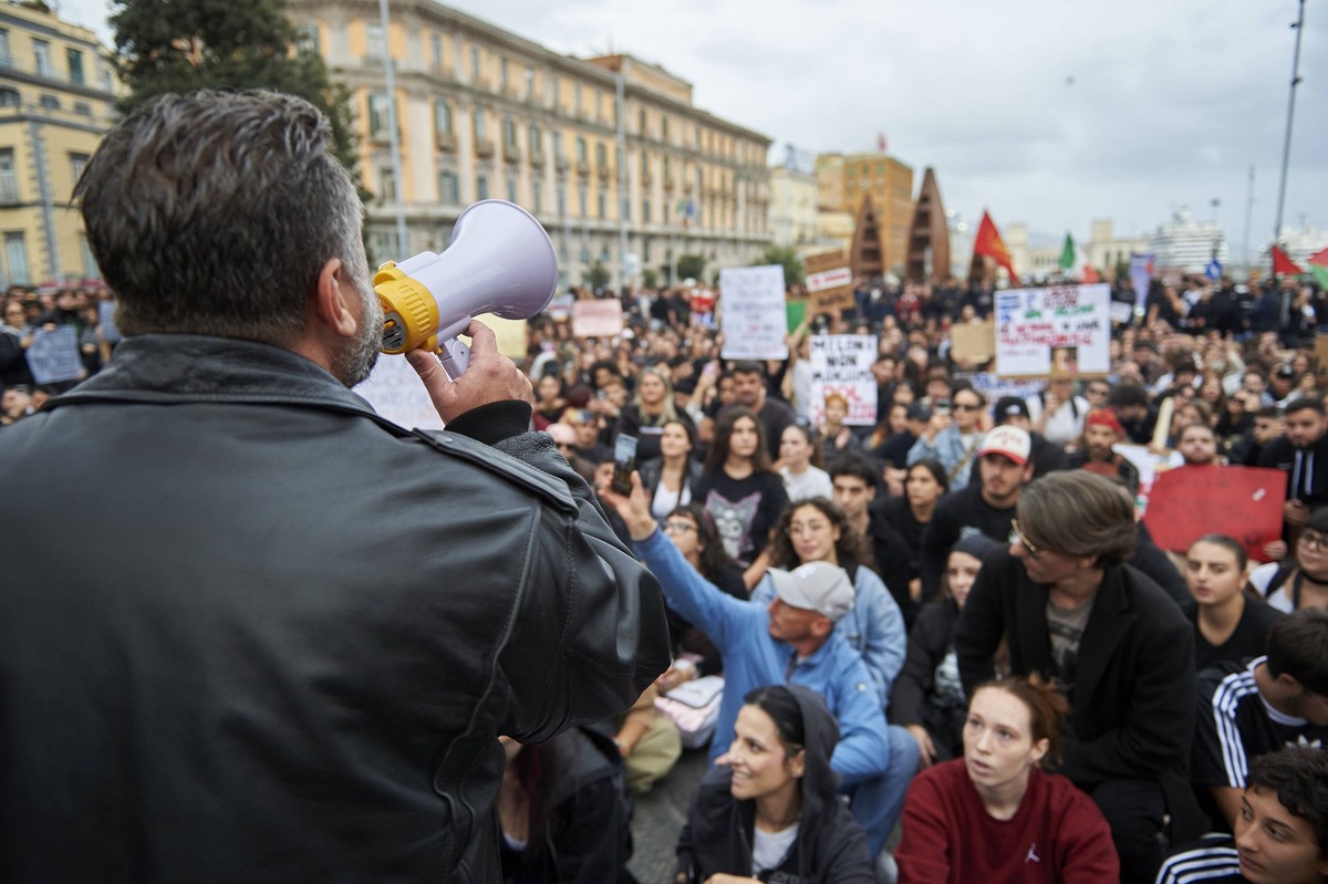 Demonstrators gather amid ongoing protests in Naples NAPLES, ITALY - OCTOBER 24: People gather to stage demonstration amid ongoing social and political tensions against the government in Naples, Italy ...