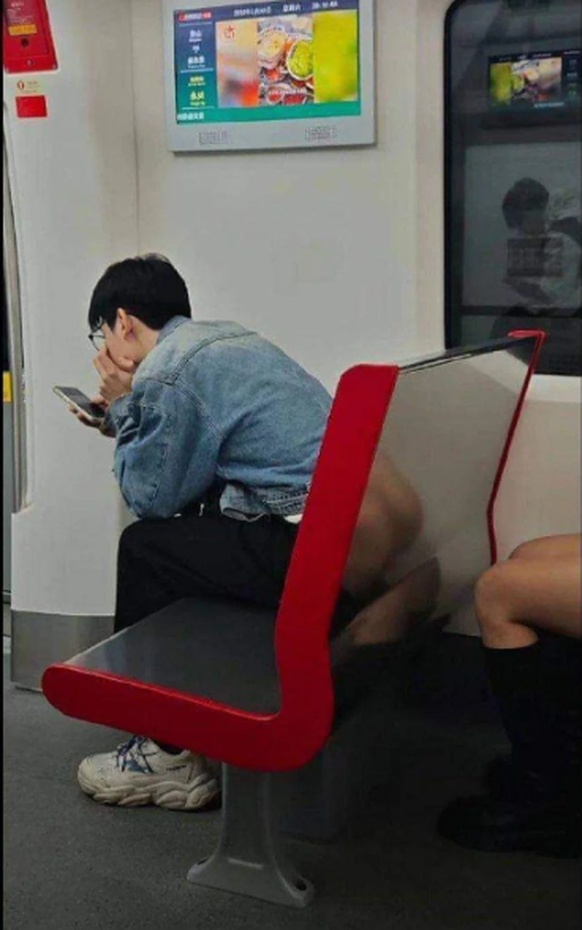 Fail: Passagiert im Bus hat keine Hose an: Optische Täuschung