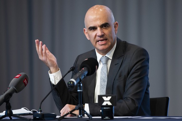 Bundesrat Alain Berset spricht waehrend einer Medienkonferenz, am Donnerstag, 3. Dezember 2020, in Muttenz. Bundesrat Berset besuchte den Kanton Basel Landschaft im Zusammenhang mit der Situation um d ...