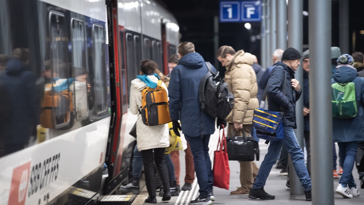 Pendler steigen in einen Zug ein am Bahnhof in Bellinzona am Mittwoch, 6. Dezember 2023. Die Tessiner Pendler gehen beim neuen Fahrplan leer aus. Die SBB lassen ab dem 10. Dezember 31 Personenzuege du ...