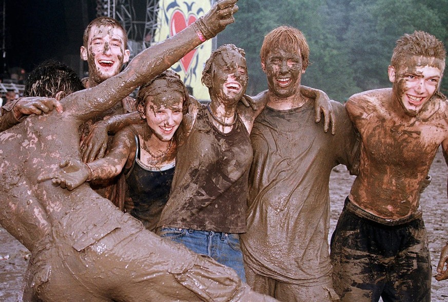 Fuehlten sich sichtlich wohl im Schlamm und Dreck: Fans am 22. Open Air St. Gallen vom Samstag, 27. Juni 1998 im Sittertobel. (KEYSTONE/ARNO BALZARINI)
