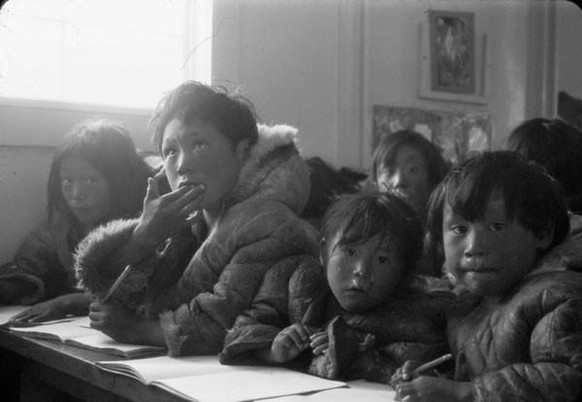 Ab 1920 machte der Indian Act den Besuch der Internatsschule für indigene Kinder zwischen 7 und 15 Jahren zur Pflicht. Auf dem Bild zu sehen, Schüler in Eskimo Point (heute Arviat), Datum nicht bekann ...