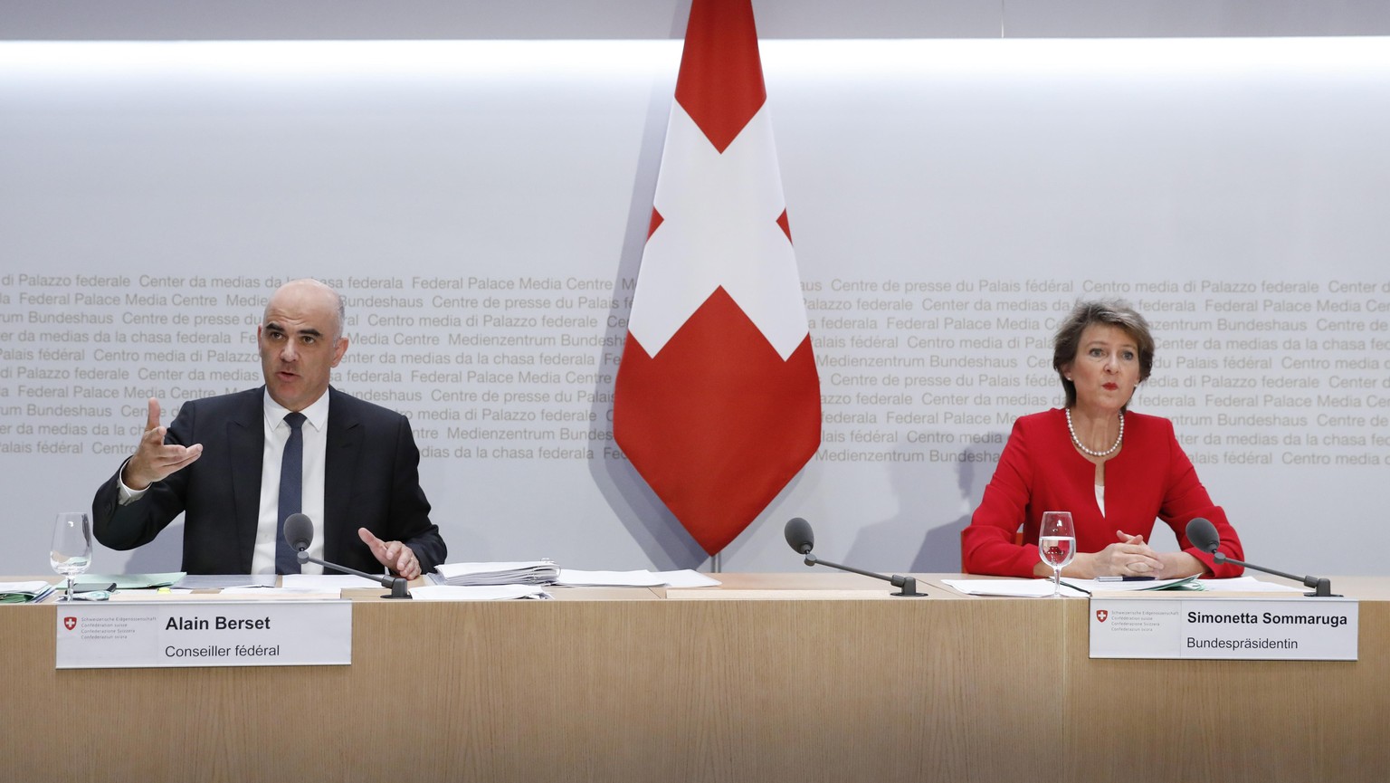 Bundesrat Alain Berset spricht an der Seite von Bundespraesidentin Simonetta Sommaruga waehrend einer Medienkonferenz des Bundesrates ueber die Situation des Coronavirus, am Mittwoch, 27. Mai 2020 in  ...