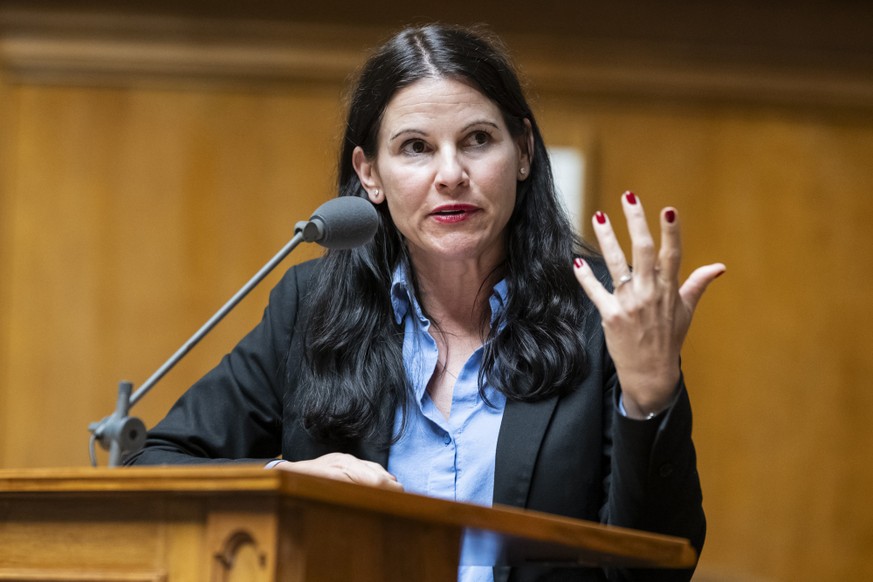 Nina Fehr Duesel, SVP-ZH, stellt eine Frage, an der Sondersession des Nationalrats, am Montag, 5. Mai 2025 im Nationalrat in Bern. (KEYSTONE/Alessandro della Valle)