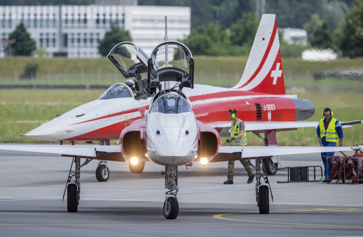 Die Flugzeugen sind auf dem Weg zum Start zu einem Flug der Schweizer Kunstflugstaffel Patrouille Suisse auf dem Armee Flugplatz Emmen am Freitag, 23. Juni 2023 in Emmen im Kanton Luzern. Die Patrouil ...