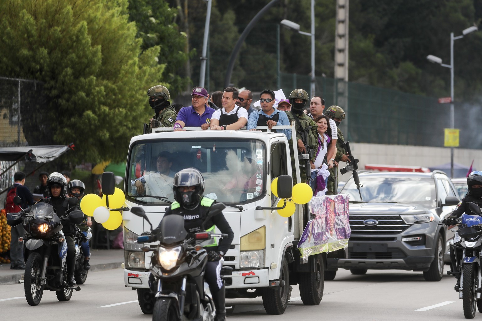 epa10914113 Ecuadorian presidential candidate Daniel Noboa (C), of the National Democratic Action Alliance political movement, drives through the streets of the Ecuadorian capital for the closing of h ...
