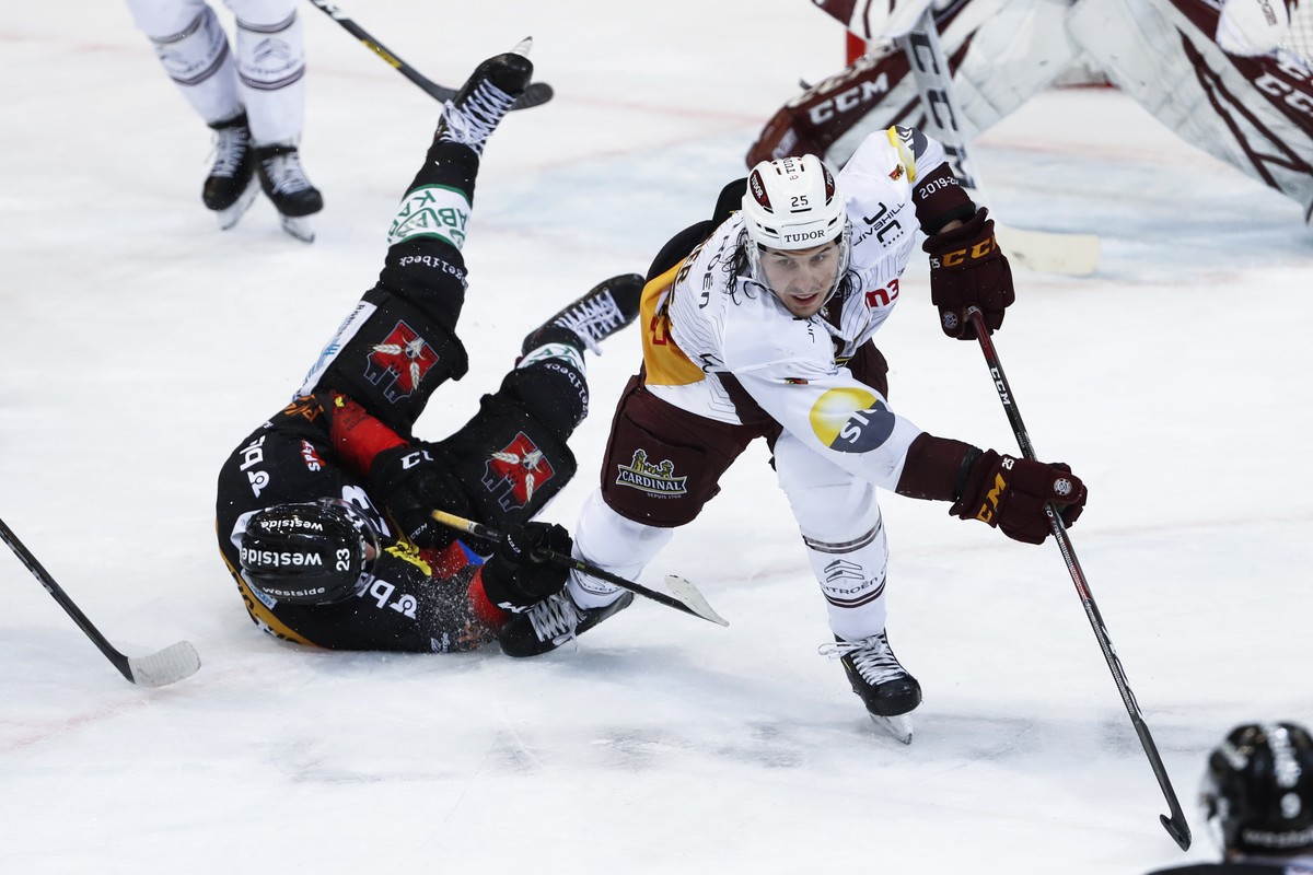 Servettes Roger Karrer, rechts, im Kampf mit Berns Vincent Praplan, im Eishockey Meisterschaftsspiel der National League zwischen dem SC Bern und Geneve-Servette HC, am Samstag, 26. Oktober 2019 in de ...