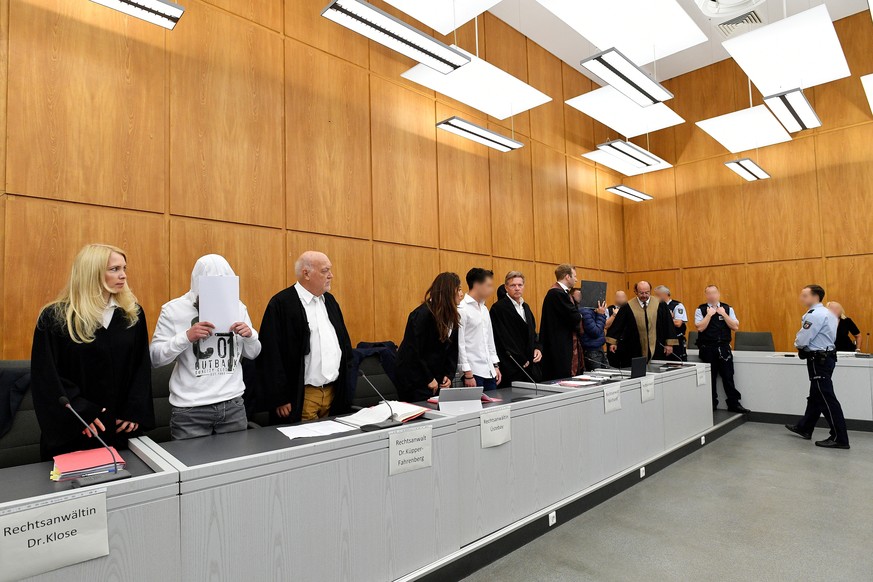 epa06885018 Defendants arrive at a courtroom of the Regional Court in Essen, Germany, 13 July 2018. The trial against five young men from Gelsenkirchen, Essen and Wuppertal, who are accused of sexual  ...