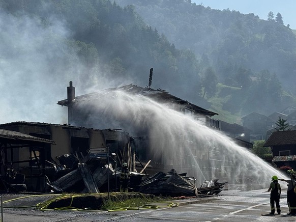 145 Feuerwehrleute löschen einen Brand in einer Schreinerei im Schächental in Spiringen (UR).