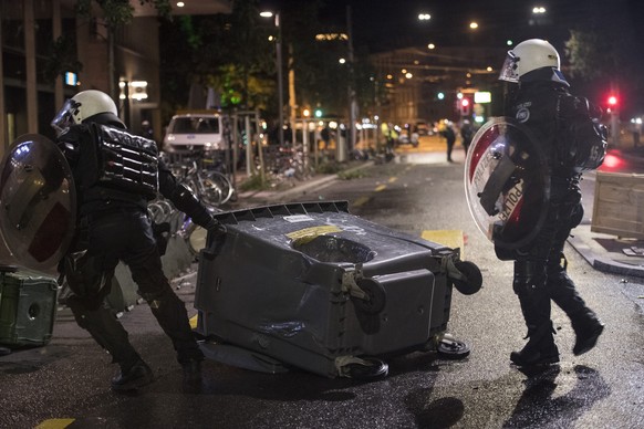 Polizisten räumen an der Europaallee einen beschädigten Container weg.