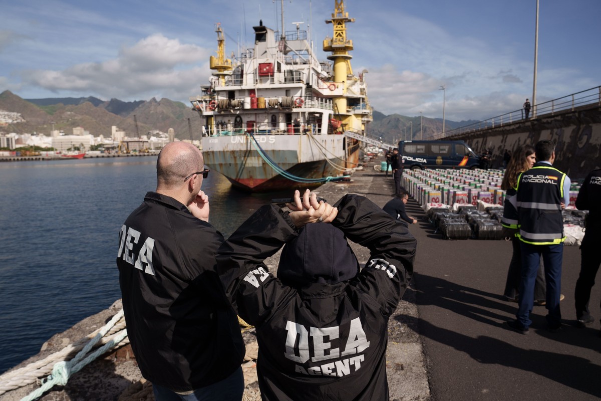 epa12644603 DEA agents watch drug packages found in the cargo vessel seized by Spanish police and the Spanish Navy 535 km off the coast of the Canary Islands arrives at the port of Santa Cruz de Tener ...