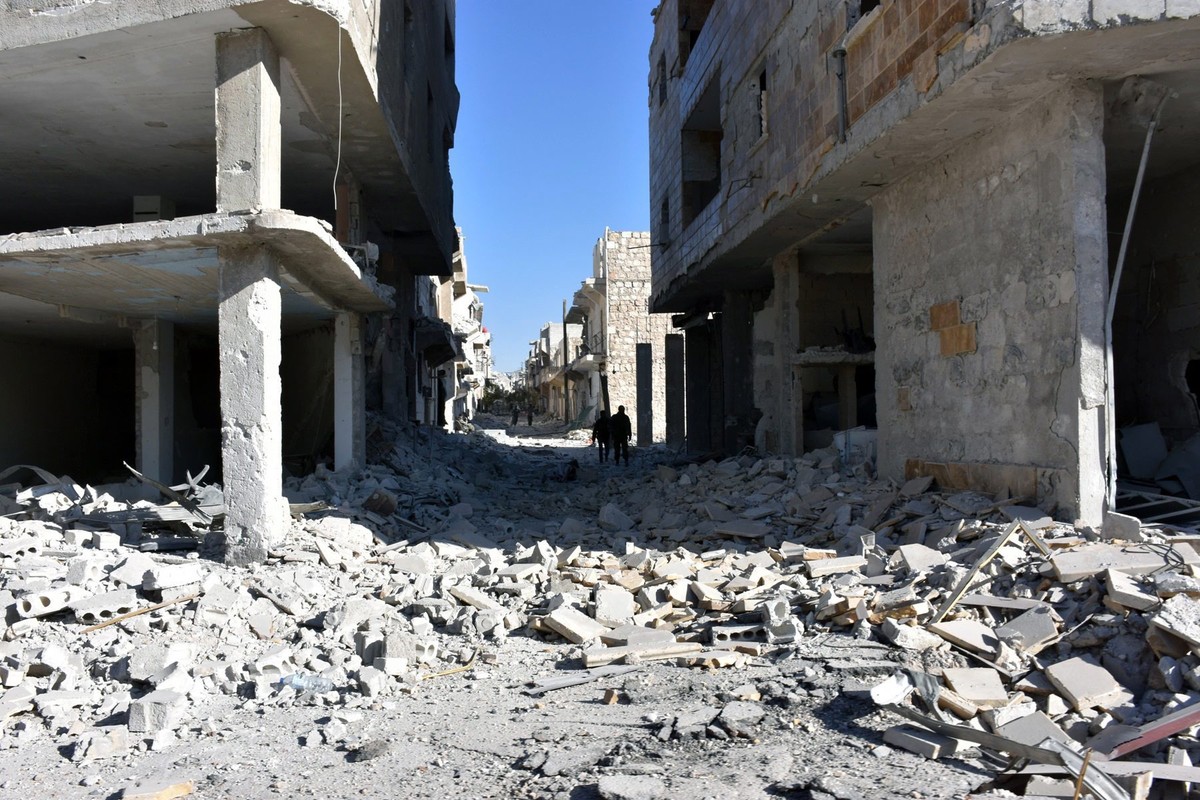 epa05650133 A handout picture made available by the official Syrian Arab News Agency (SANA) shows damaged buildings in Aleppo's eastern Masaken Hanano area in Aleppo province, Syria, 27 November  ...