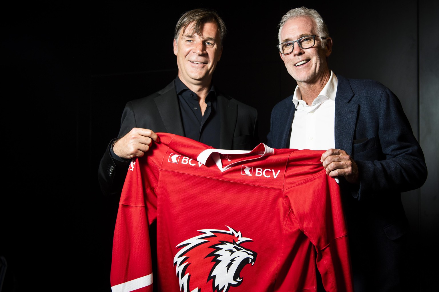 Petr Svoboda, gauche, directeur des operations hockey du Lausanne Hockey Club, pose avec un maillot et Craig McTavish, droite, entraineur du Lausanne Hockey Club lors d&#039;une conference de presse d ...