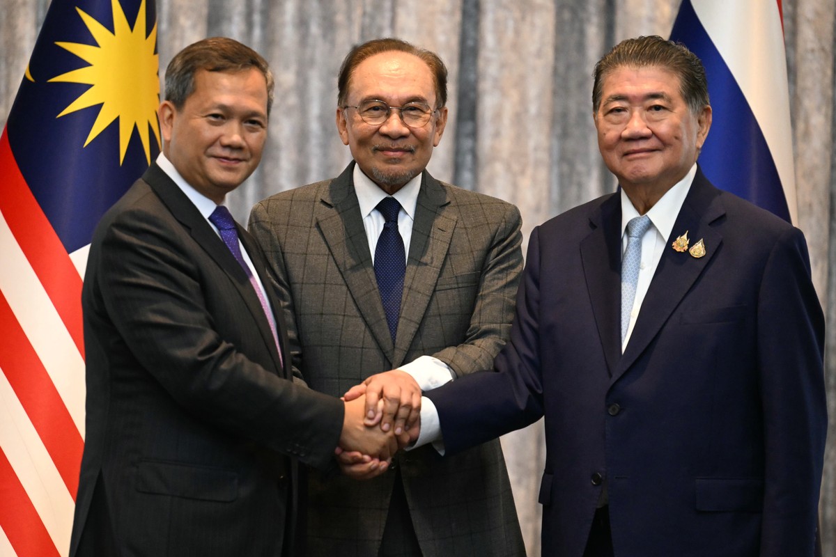 epa12267959 Malaysia's Prime Minister Anwar Ibrahim (C), Cambodia's Prime Minister Hun Manet (L) and Thailand's acting Prime Minister Phumtham Wechayachai (R) pose for photos as they sh ...