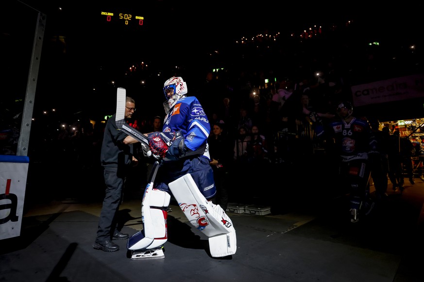 Zuerichs Torhueter Jakub Kovar laeuft ins Stadion ein vor der 2. Partie des Playoff-Finals der National League zwischen den ZSC Lions und dem EV Zug, am Mittwoch, den 20. April 2022, im Hallenstadion  ...