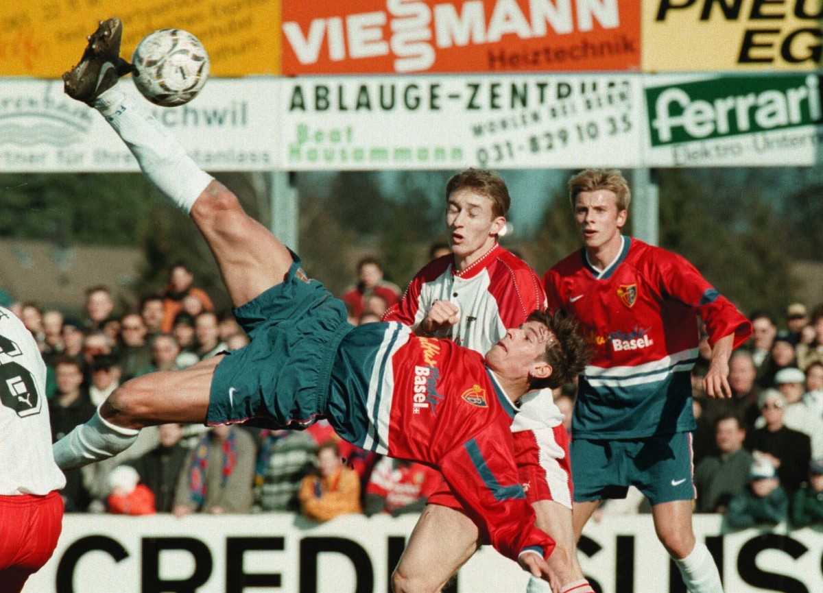 Der Basler Mario Frick zeigt dem Solothurner Rouven Feuz (Mitte) am Sonntag den 1. Maerz 98 in Solothurn was man unter einem Fallrueckzieher versteht. Die Basler gewinnen das Auf-/Abstiegsspiel gegen  ...