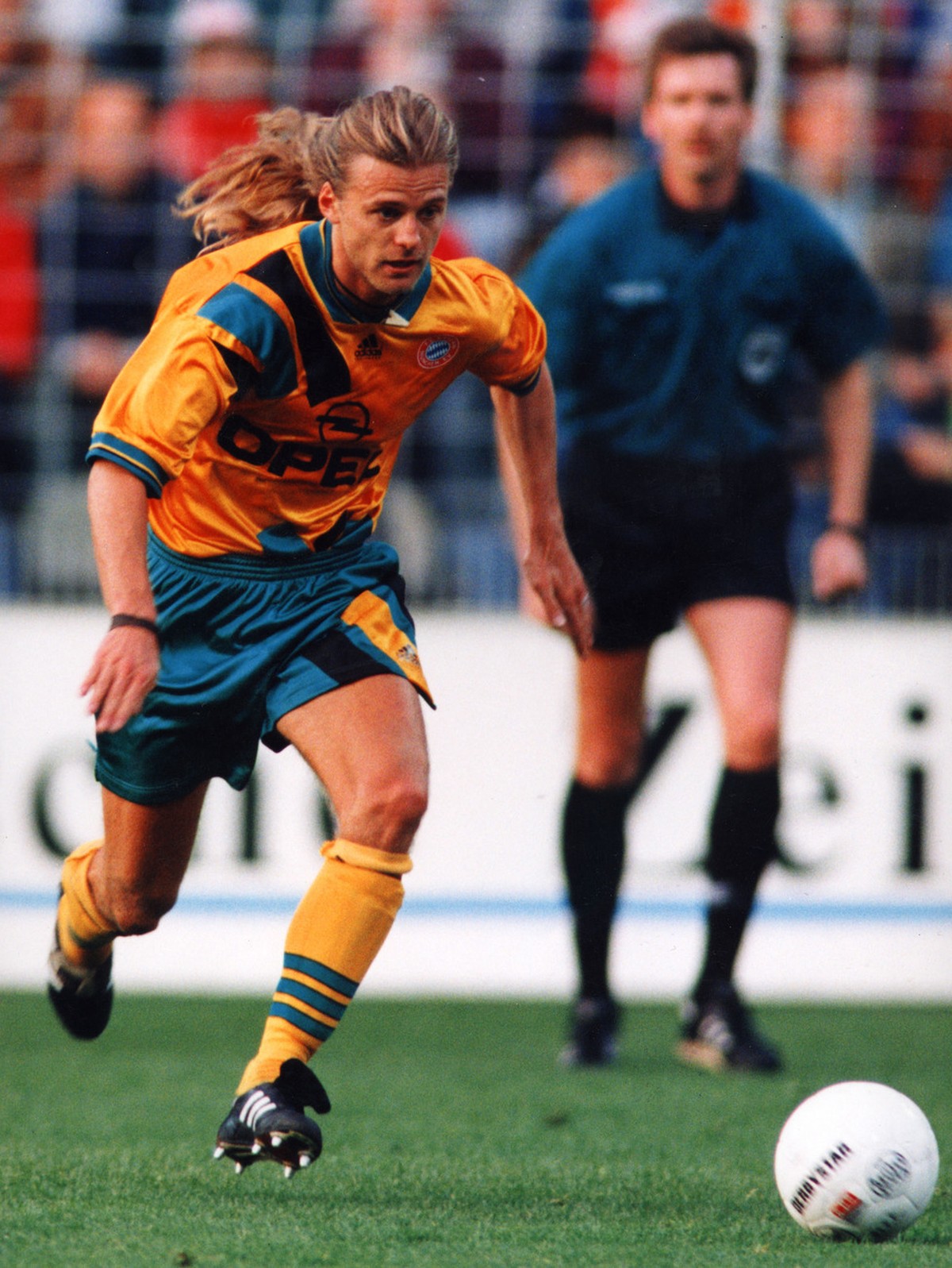 11. Mai 1995: Der Fussballer Alain Sutter im Einsatz fuer den deutschen Bundesliga Verein FC Bayern Meunchen. (KEYSTONE/EPA/DPA/Franz Peter Tschauner)