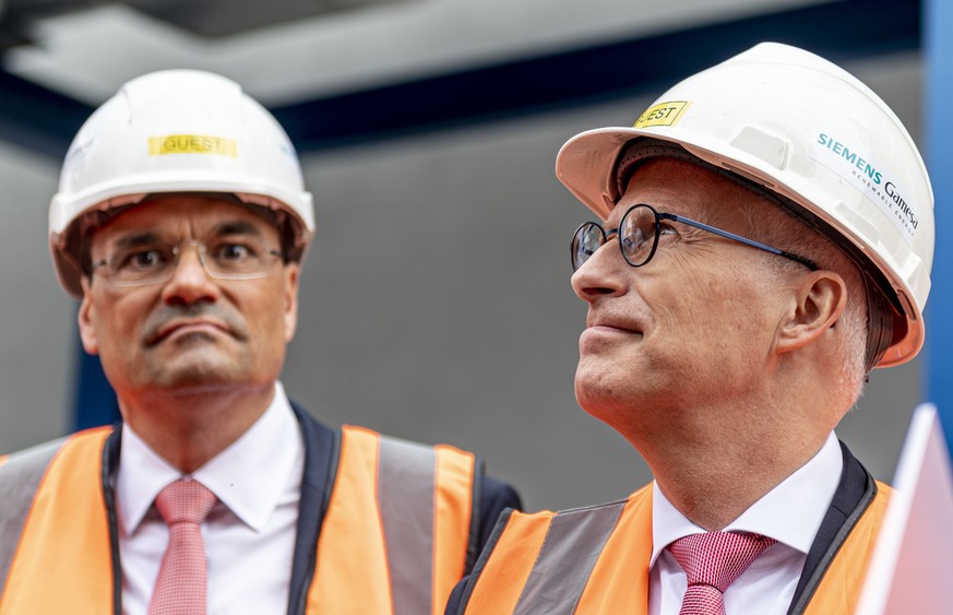 12.06.2019, Hamburg: Peter Tschentscher (SPD, r), Hamburgs Erster Bürgermeister, und Markus Tacke, Vorstandsvorsitzender von Siemens Gamesa, informieren sich über den Testbetrieb eines elektrothermisc ...