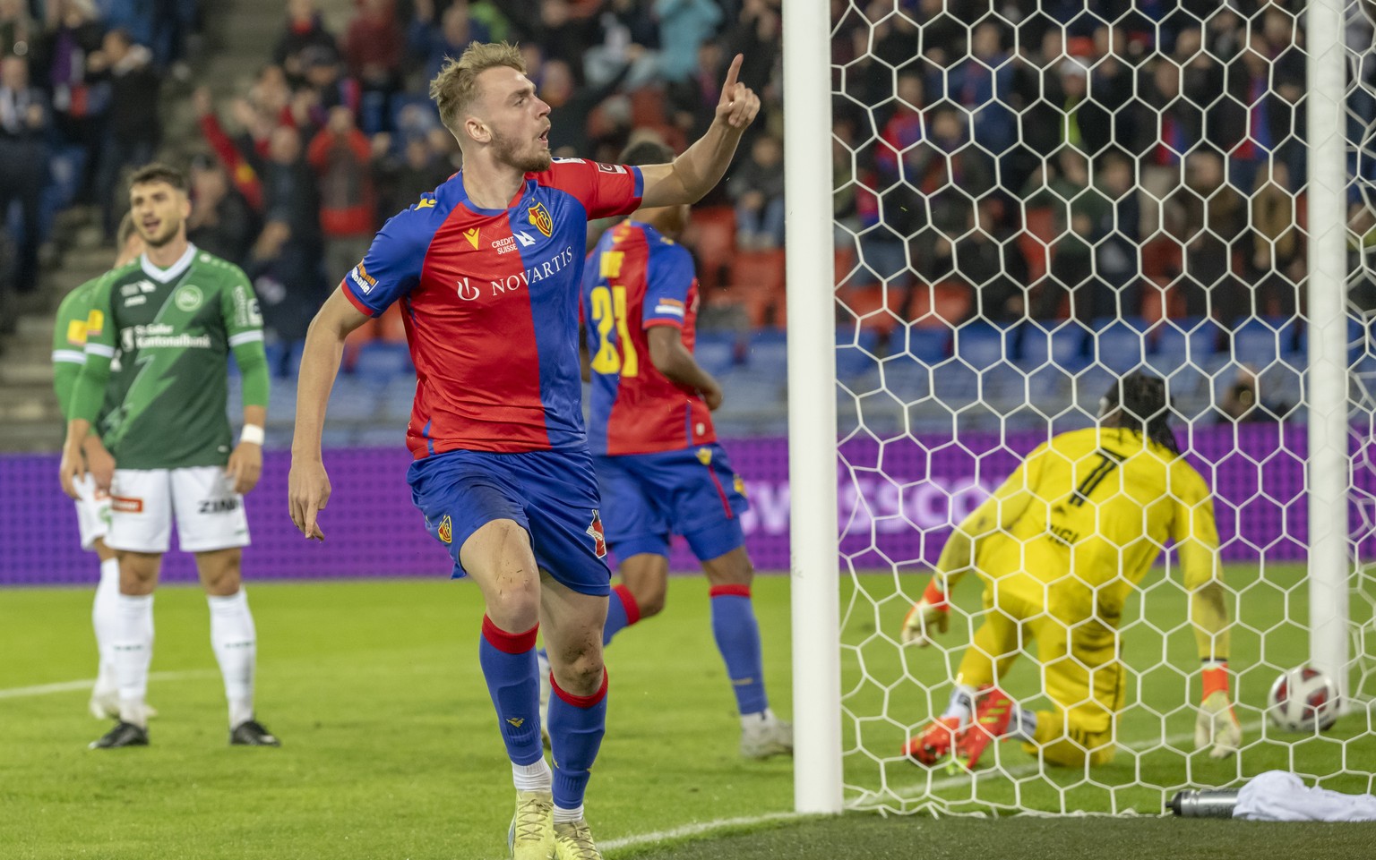 Basels Bradley Fink jubelt nach seinem Tor zum 3:2 im Fussball Meisterschaftsspiel der Super League zwischen dem FC Basel 1893 und dem FC St. Gallen 1879 im Stadion St. Jakob-Park in Basel, am Samstag ...