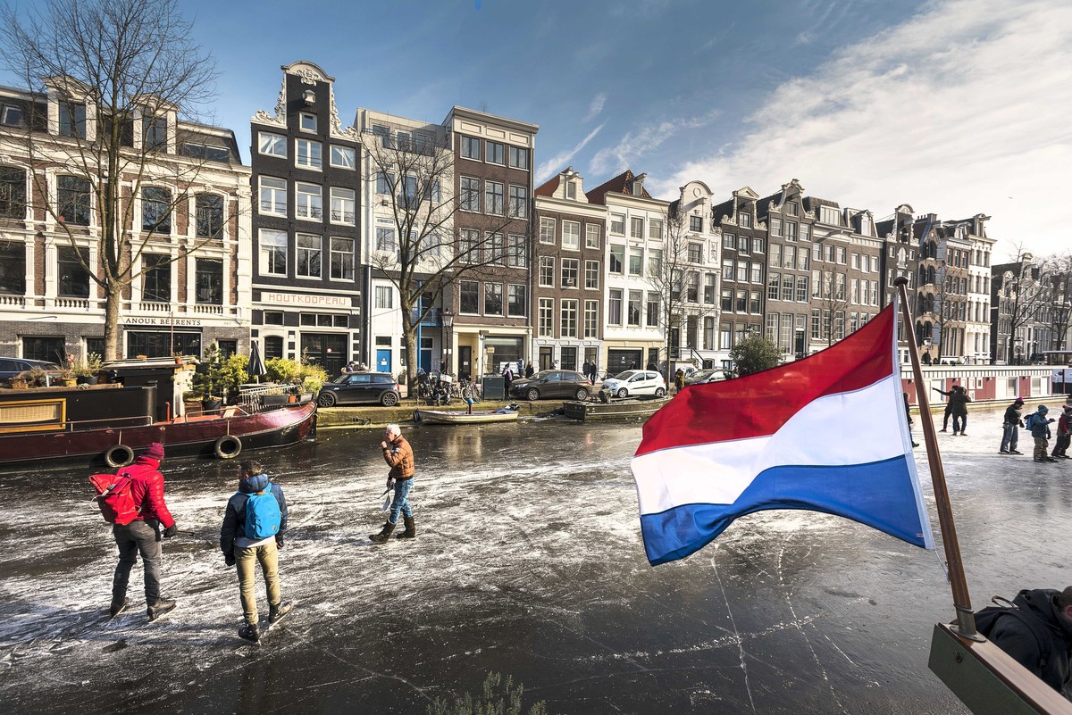 epaselect epa06575174 People skate on the ice of the frozen canal 'Prinsengracht' in Amsterdam, Netherlands, 02 March 2018. EPA/EVERT ELSINGA