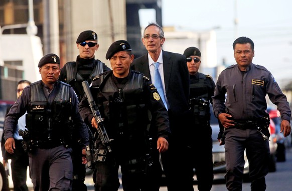 epa06558368 Former President of Guatemala (2008-2012), Alvaro Colom Caballeros (C), is guarded by elite forces as he is escorted to the Tower of Courts of Guatemala to give his first statement before  ...