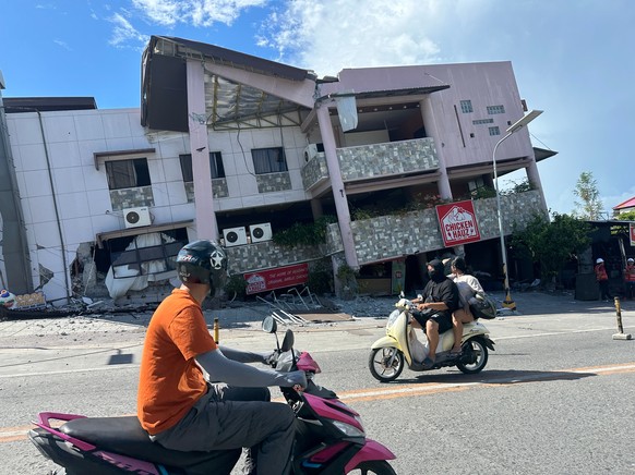 Residents pass by a collapsed structure after an earthquake in General Santos, Philippines on Monday, June 8, 2026. (AP Photo)
Philippines Earthquake