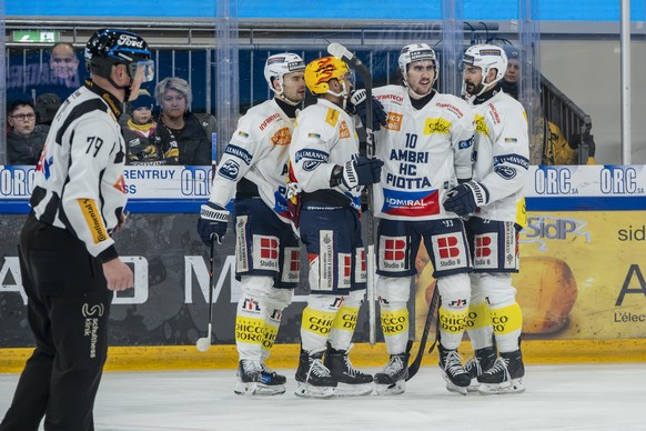 HC Ambri-Piotta feiert das Tor zum 0:1 im vierten Spiel des Plyaouts der Eishockey National League zwischen dem HC Ajoie und dem HC Ambri-Piotta in der Raiffeisen Arena in Porrentruy , am Dienstag, 31 ...