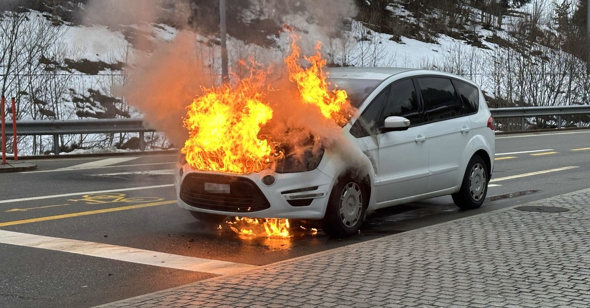 Einsiedeln SZ: Fahrerin hält an der Ampel – plötzlich brennt das Auto