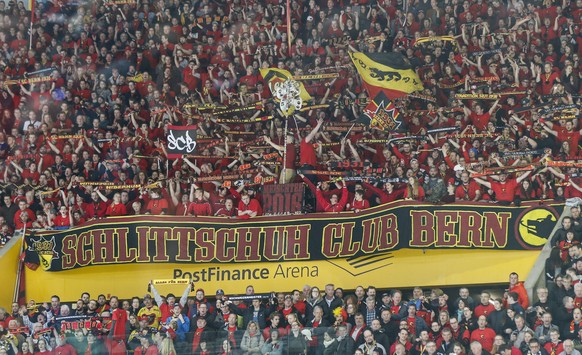 Berner Fans feiern ihre Mannschaft im ersten Eishockey Playoff-Finalspiel der National League A zwischen dem SC Bern und dem EV Zug, am Donnerstag, 6. April 2017, in der PostFinance Arena in Bern. (KE ...