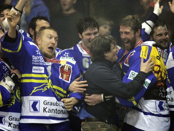 Niklas Hagman, links, und Joe Thornton, rechts, schliessen ihren Trainer Arno del Curto, Mitte, nach dem Meistertitel in die Arme, nach dem fuenften Eishockey Playoff-Finalspiel der Nationalliga A zwi ...