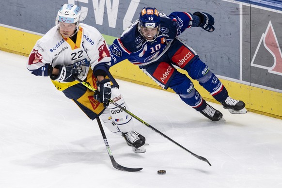 Zugs Santeri Alatalo, links, kaempft um den Puck gegen Zuerichs Sven Andrighetto, rechts, im Eishockeyspiel der National League zwischen den ZSC Lions und dem EV Zug am Freitag, 22. Januar 2021, im Zu ...