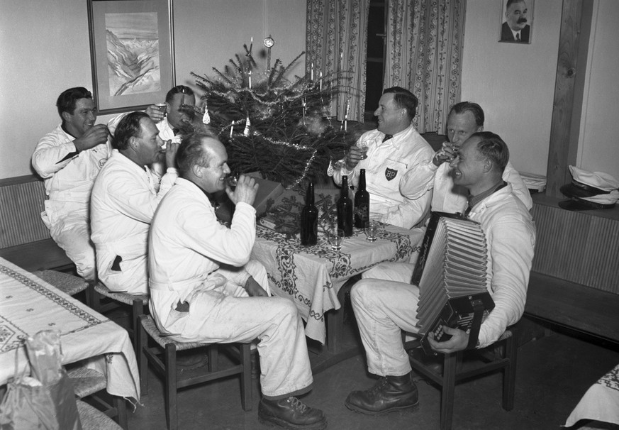Die etwas andere Weihnachten in der Schweiz - Christnacht am Flughafen Zuerich-Kloten, aufgenommen am 24. Dezember 1958. Die BP-Crew feiert in ihren Overalls mit Musik, Bier und Christbaum Weihnachten ...
