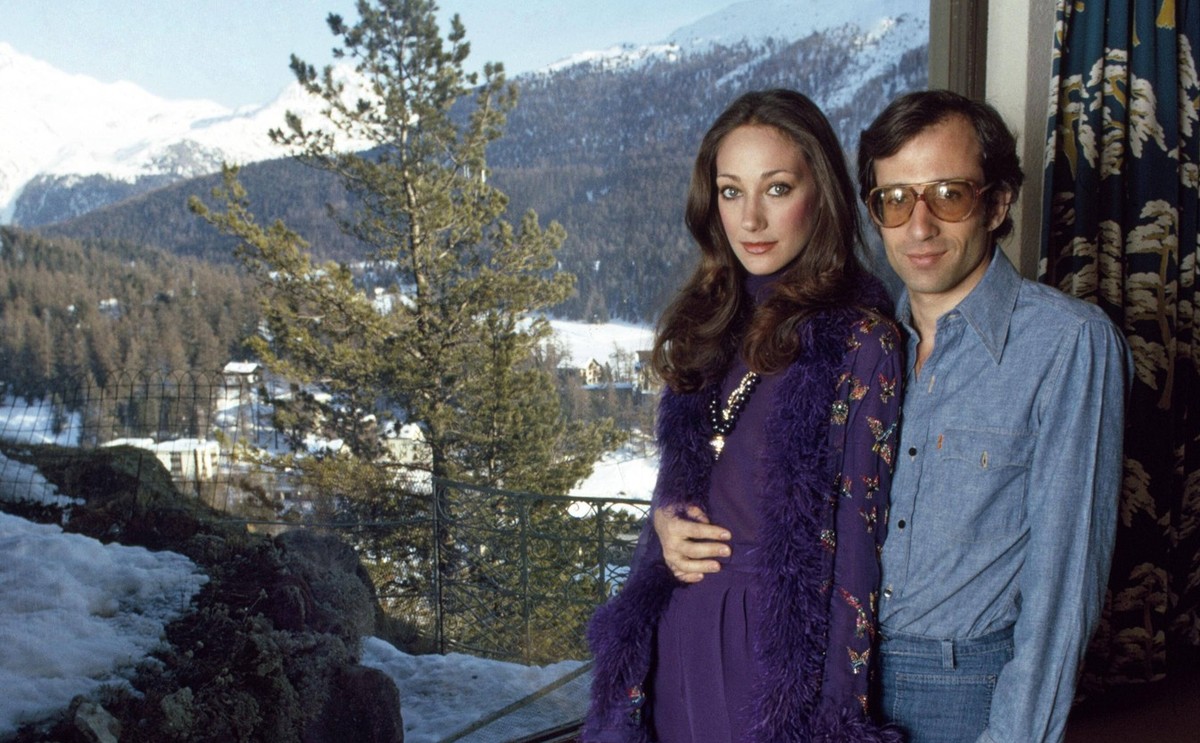 Marisa Berenson, 1975 American model Marisa Berenson came a few days with Rikky von Opel at Austrian conductor Herbert von Karajan s chalet in Saint-Moritz. February 1975 Photo Michael Holtz PUBLICATI ...
