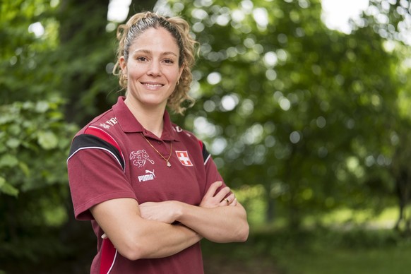 Luana Buehler, Spielerin der Schweizer Frauen Fussball Nationalmannschaft, posiert nach einer Medienkonferenz fuer ein Portrait, am Dienstag, 10. Juni 2025 in Magglingen. Das Schweizer Frauen National ...