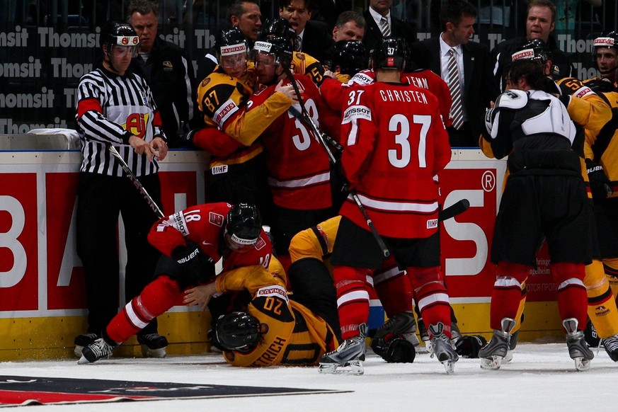 Bildnummer: 05935280 Datum: 20.05.2010 Copyright: imago/Revierfoto
Schweiz (rot) - Deutschland (gelb), Thomas Deruns ( Schweiz ), links - Robert Dietrich ( Deutschland ), rechts; Eishockey Herren WM  ...