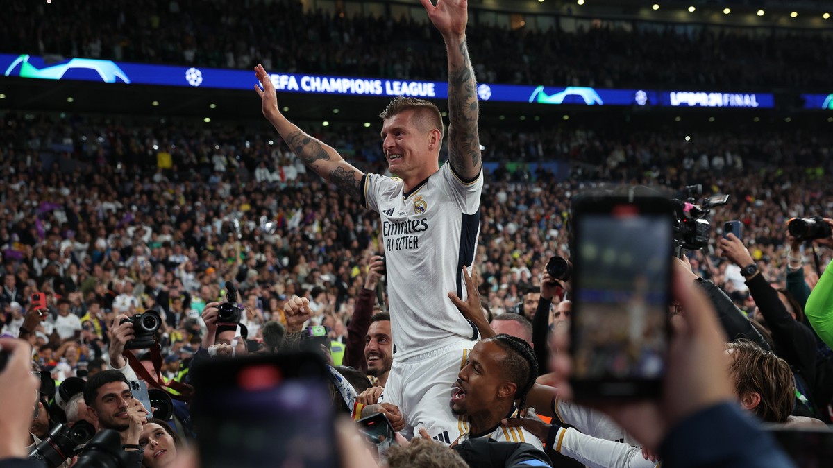 epa11384751 Toni Kroos of Real Madrid celebrates with the fans after winning the UEFA Champions League final match of Borussia Dortmund against Real Madrid, in London, Britain, 01 June 2024. Real Madr ...
