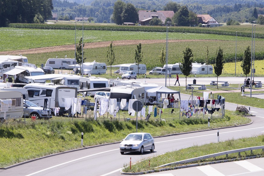 ARCHIV - ZUM POLIZEIBERICHT ZU DEN FAHRENDEN IN DER SCHWEIZ, AM DIENSTAG, 31. OKTOBER 2017, ERHALTEN SIE FOLGENDE ARCHIVBILDER ----- Die Wohnwagen mit auslaendischen Kennzeichen stehen auf einer Wiese ...