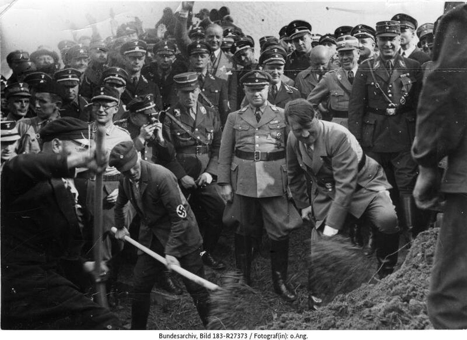 Adolf Hitler setzt den ersten Spatenstich für den Bau der Autobahn von Frankfurt am Main nach Heidelberg.